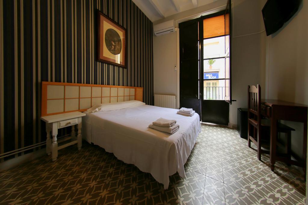 Hostal Santa Teresa Реус Экстерьер фото