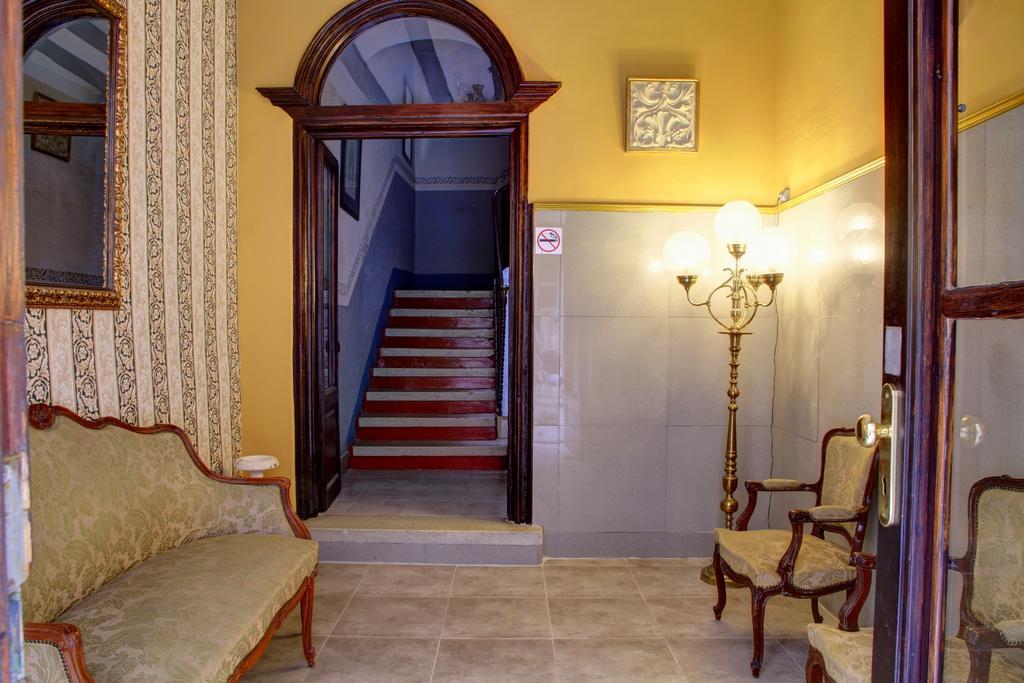 Hostal Santa Teresa Реус Экстерьер фото