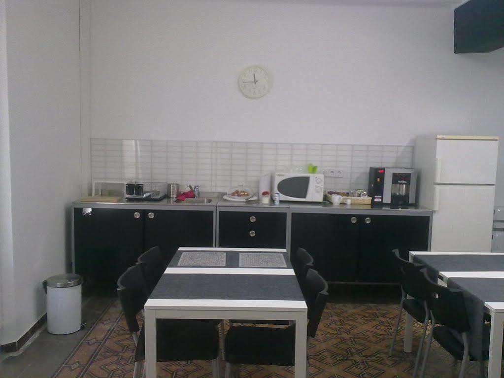 Hostal Santa Teresa Реус Экстерьер фото