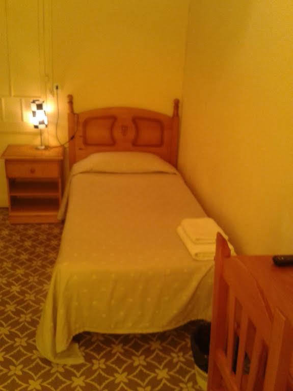 Hostal Santa Teresa Реус Экстерьер фото