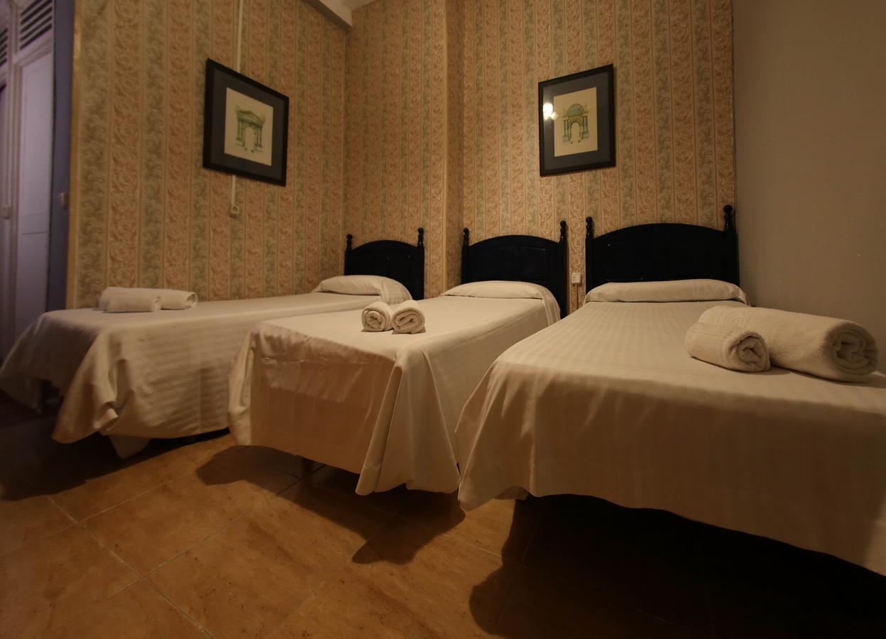 Hostal Santa Teresa Реус Экстерьер фото