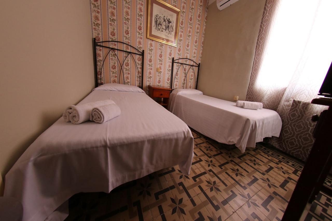 Hostal Santa Teresa Реус Экстерьер фото