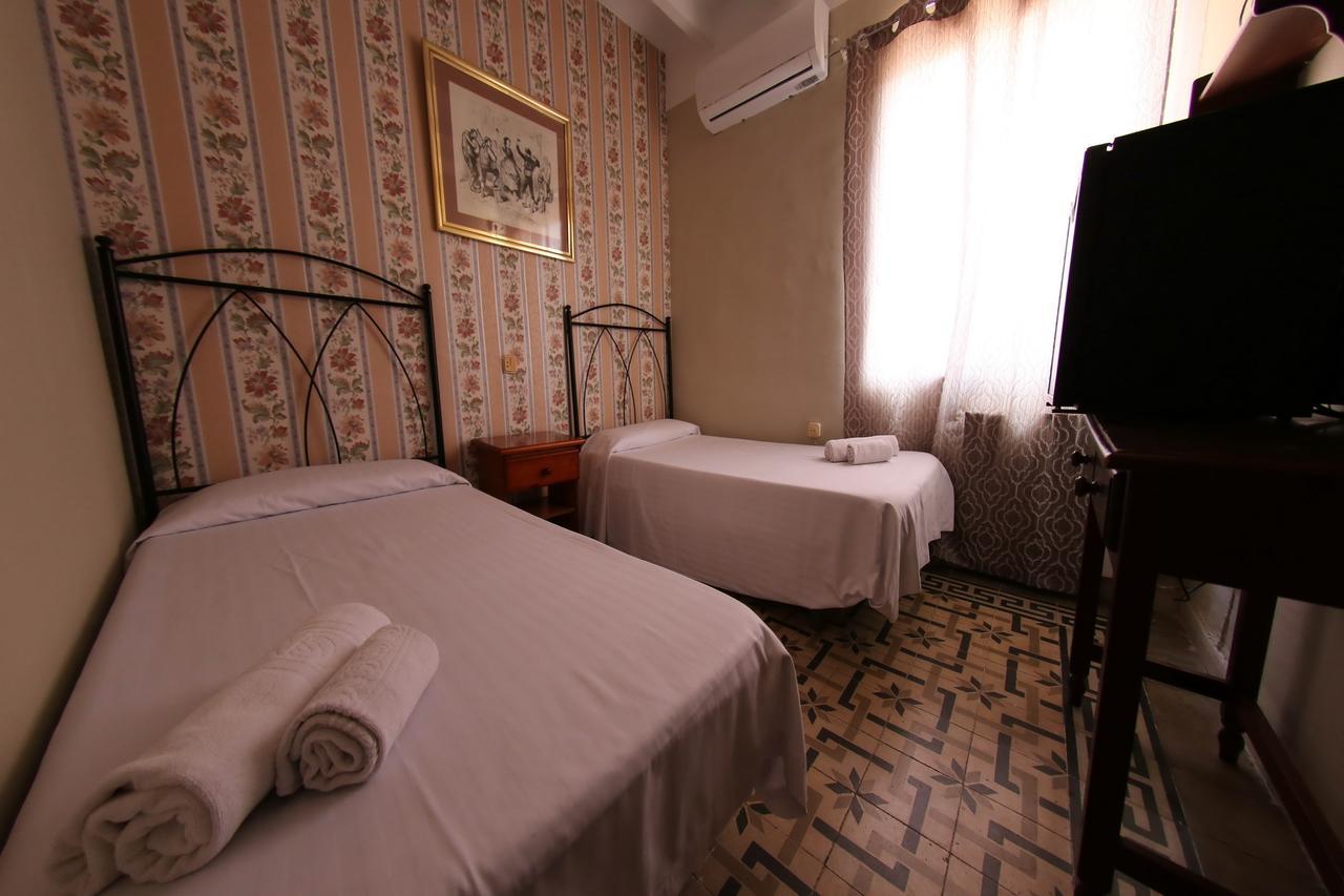 Hostal Santa Teresa Реус Экстерьер фото